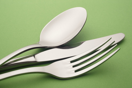 叉刀勺子细节在绿色的背景。餐具