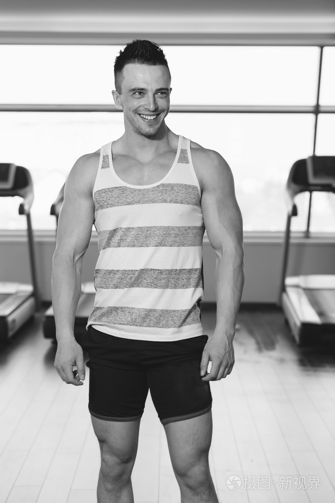 肌肉男在健身房里的肖像