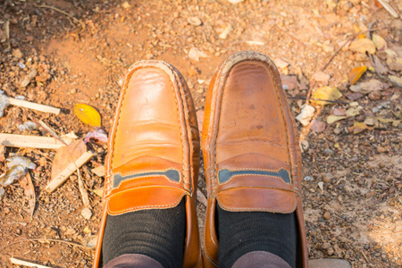 静物与旧的棕色皮鞋