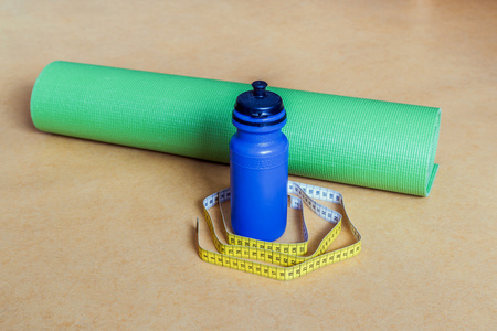 厘米磁带 瑜伽垫 瓶水在健身房