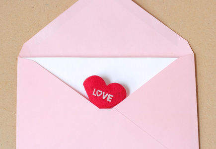 爱粉红色打开的信封的消息