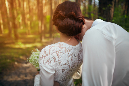 森林附近的年轻夫妇的婚礼 photosession