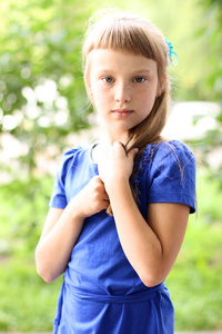 肖像的姿势中的明亮阳光灿烂的夏天天公园照片