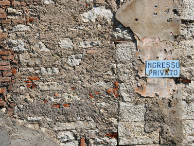 一堵刻有铭文的私人财产的旧石墙