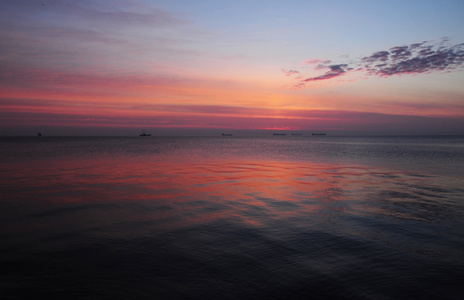 美丽明亮的日出在波罗的海在波兰