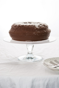 巧克力和椰子蛋糕上白色的桌布