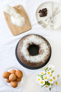 巧克力和椰子蛋糕上白色的桌布