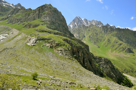 山谷中群山的绿色山坡