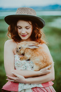 漂亮的红发女郎女孩与兔