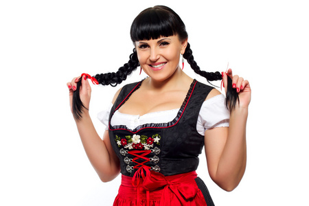 美丽的黑发女人，扎着辫子的巴伐利亚穿着微笑