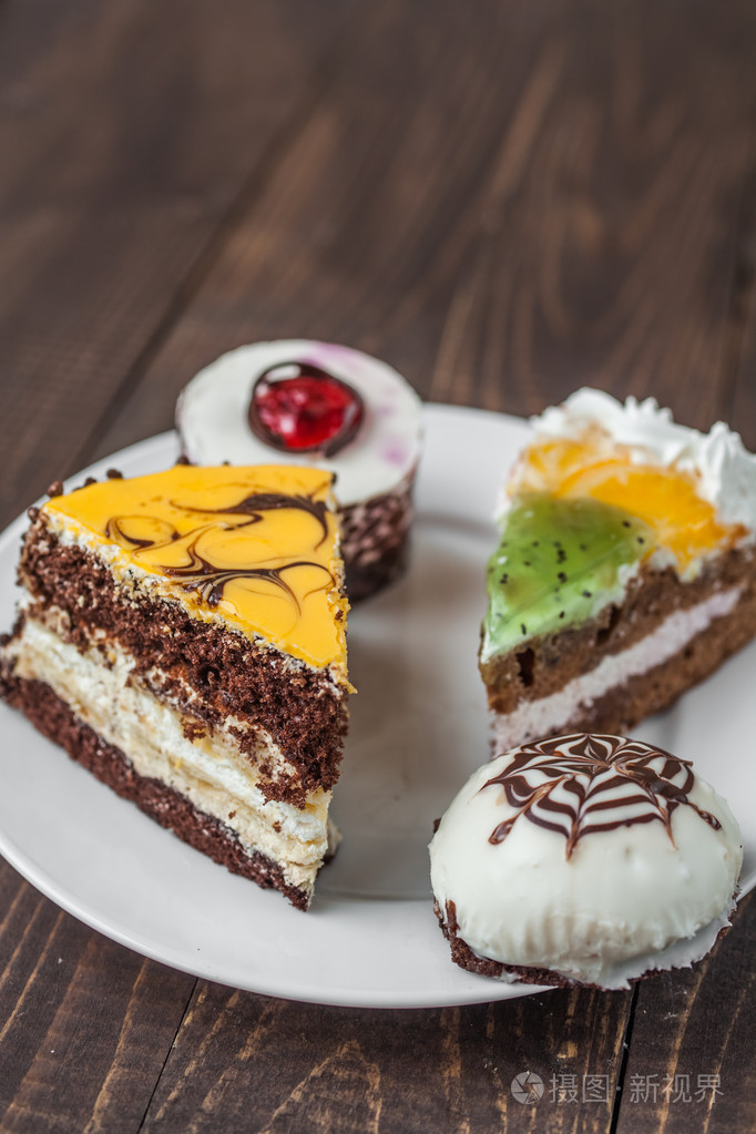 有很多不同的蛋糕