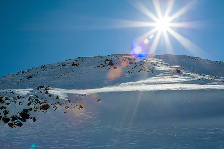 风景秀丽的雪山的全景照片