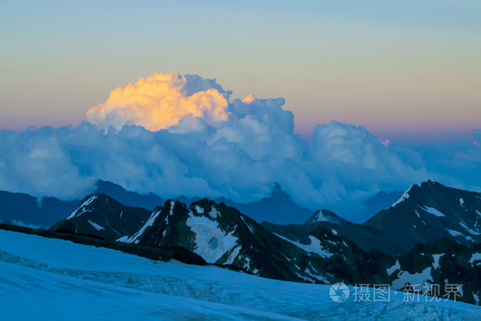风景秀丽的雪山的全景照片