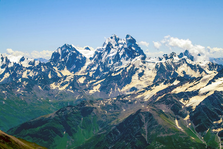 风景秀丽的雪山的全景照片照片
