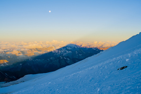 风景秀丽的雪山的全景照片