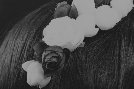 一个漂亮的女孩在一个花圈的黑白肖像