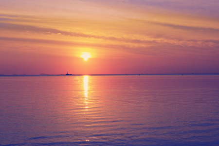大海的日出。美丽的自然背景壁纸