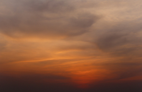 泰国夏天美丽的暮色天空