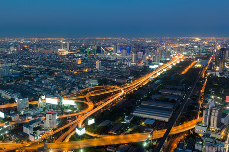 暮光之城 互换的公路夜景 鸟瞰图