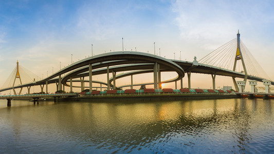 全景双吊桥连接互换，在泰国曼谷的公路