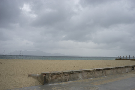 马略卡岛海滩与暴风雨的天空，无人的海边