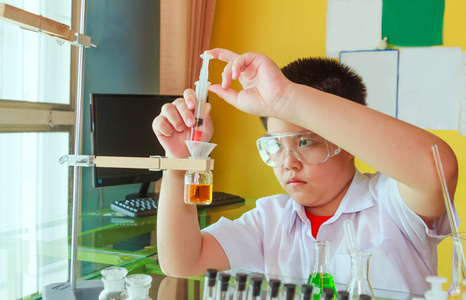 小男孩 l 做科学实验,科学教育照片