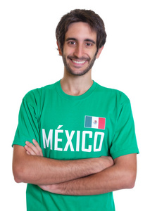 留着胡子的年轻墨西哥体育迷