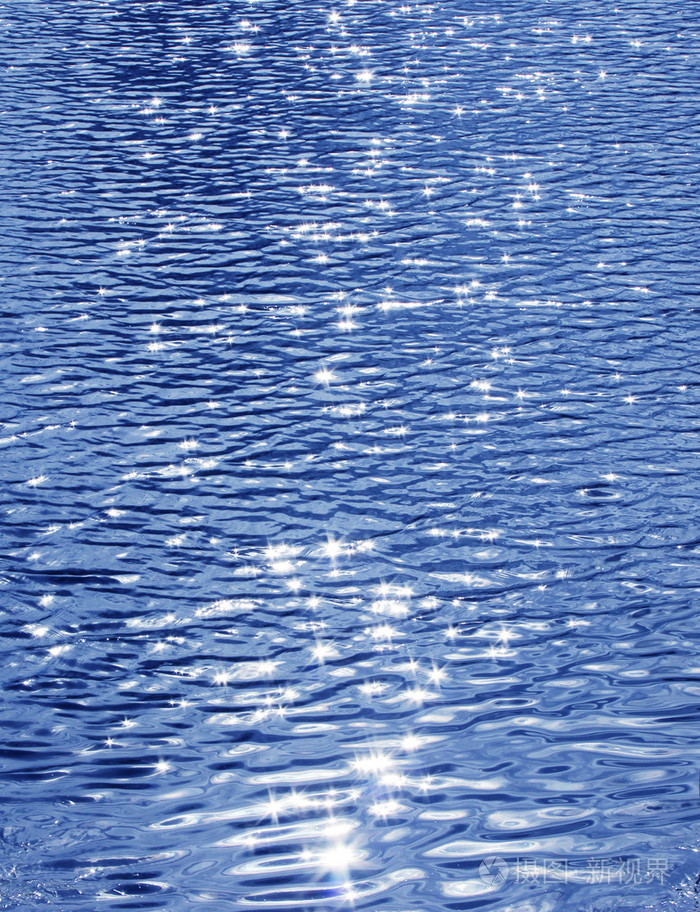 中反映了太阳的斯巴达克池塘水面