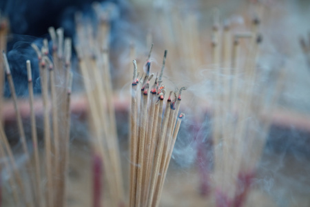 模糊烧香和蜡烛的背景, 抽象