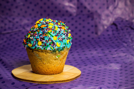 多彩多姿的甜蛋糕上木板，紫色背景，食物照片