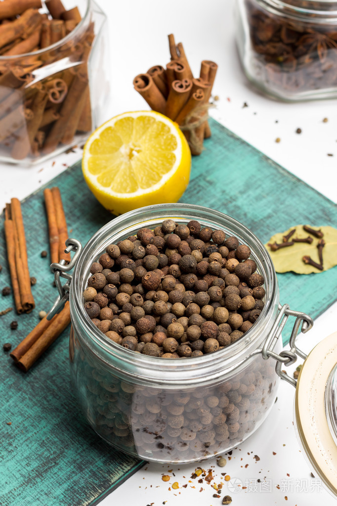 香料和佐料多香果粉在桌子上木板