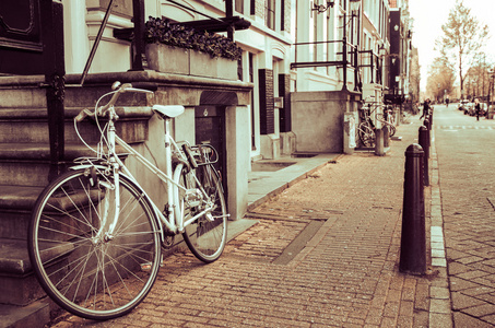 在阿姆斯特丹的自行车复古街景图片
