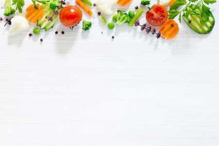 新鲜美味的食材,木制的背景上烹煮照片