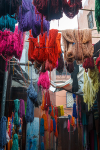 彩色染色的纱线干在摩洛哥街头