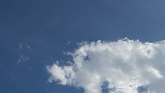 白色软绵绵的云照片