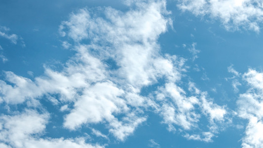 白色软绵绵的云照片