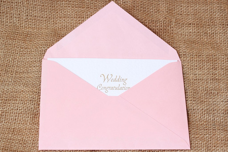 打开的信封与婚礼祝贺卡