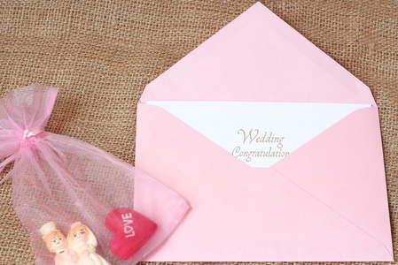 打开的信封与婚礼祝贺卡