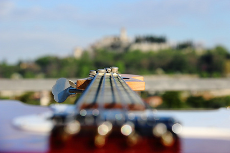 低音吉他对天空和布雷西亚城堡, 意大利