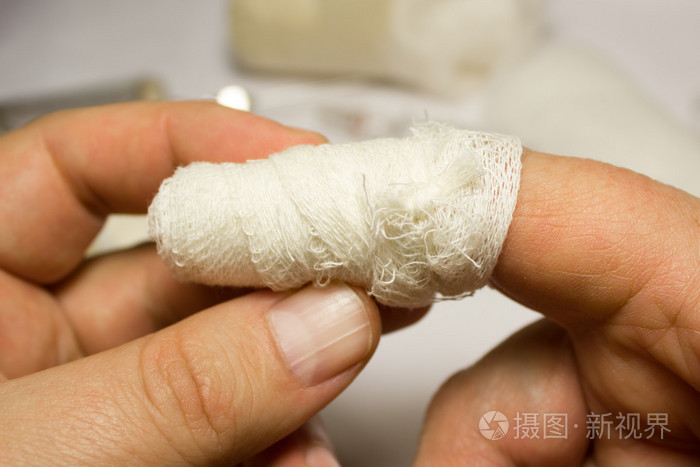 缠着绷带的食指特写