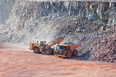 挖掘机在采石场矿山自卸车装车