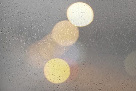 滴的雨水与焦灯玻璃