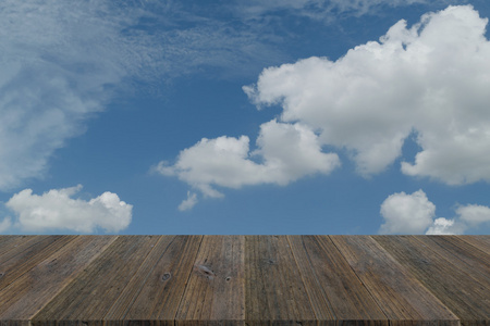 蓝蓝的天空云带木露台