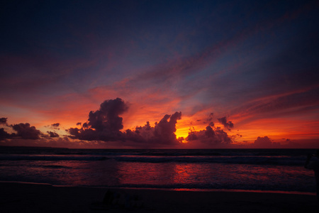 平静和平的海洋和沙滩热带日出。巴厘岛 Indones