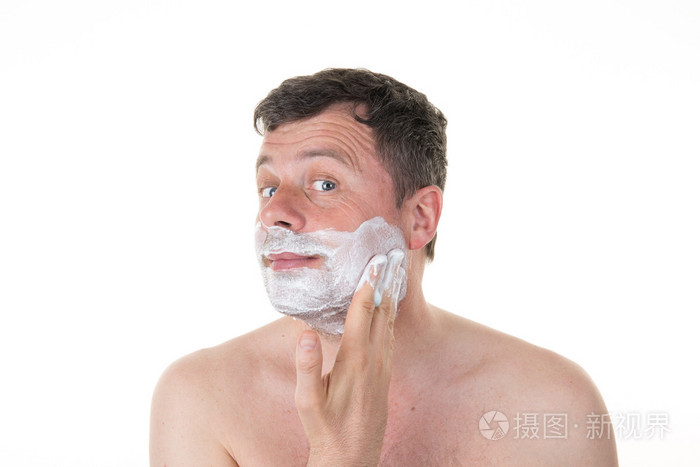 在早上浴室剃胡子的男人