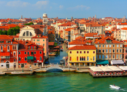 美丽的景色，从旧的中世纪房屋在威尼斯，意大利多彩外墙上的京杭大运河