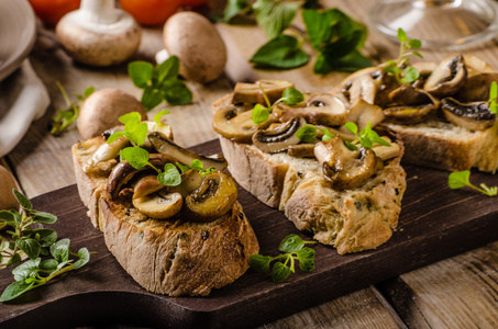 用大蒜 蘑菇和草药的质朴吐司面包。