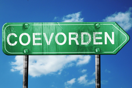 Coevorden 路标，老式绿色与云朵背景