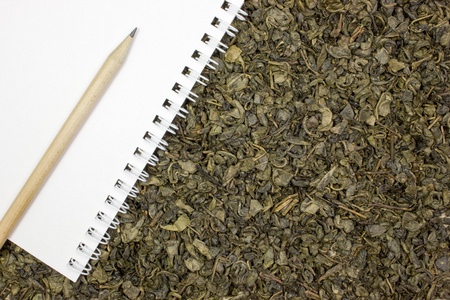 干燥的绿茶，一张空白的纸