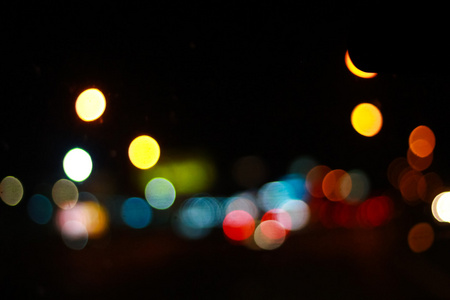 抽象的夜晚交通散景背景与焦灯